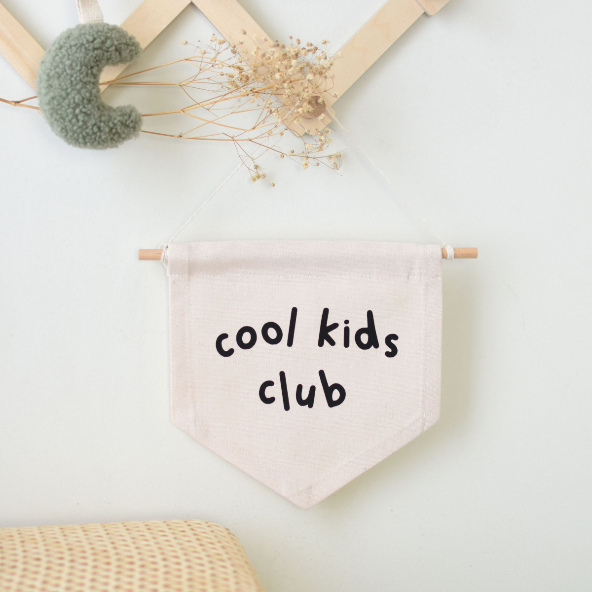 WALL FLAGS AND BANNERS