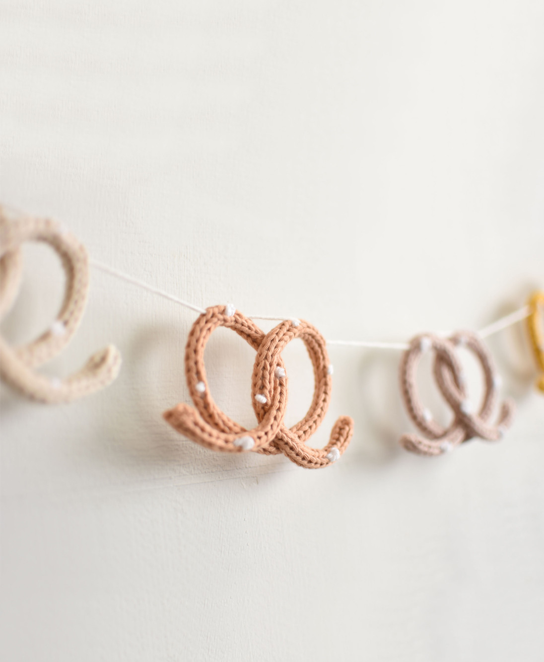 PRETZEL GARLAND