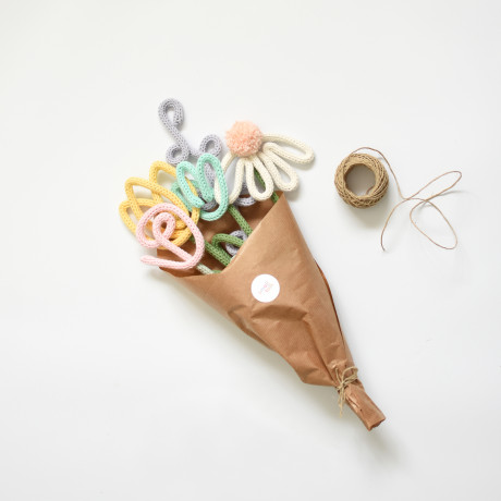 זר 5 פרחים סרוגים | גוונים לבחירה