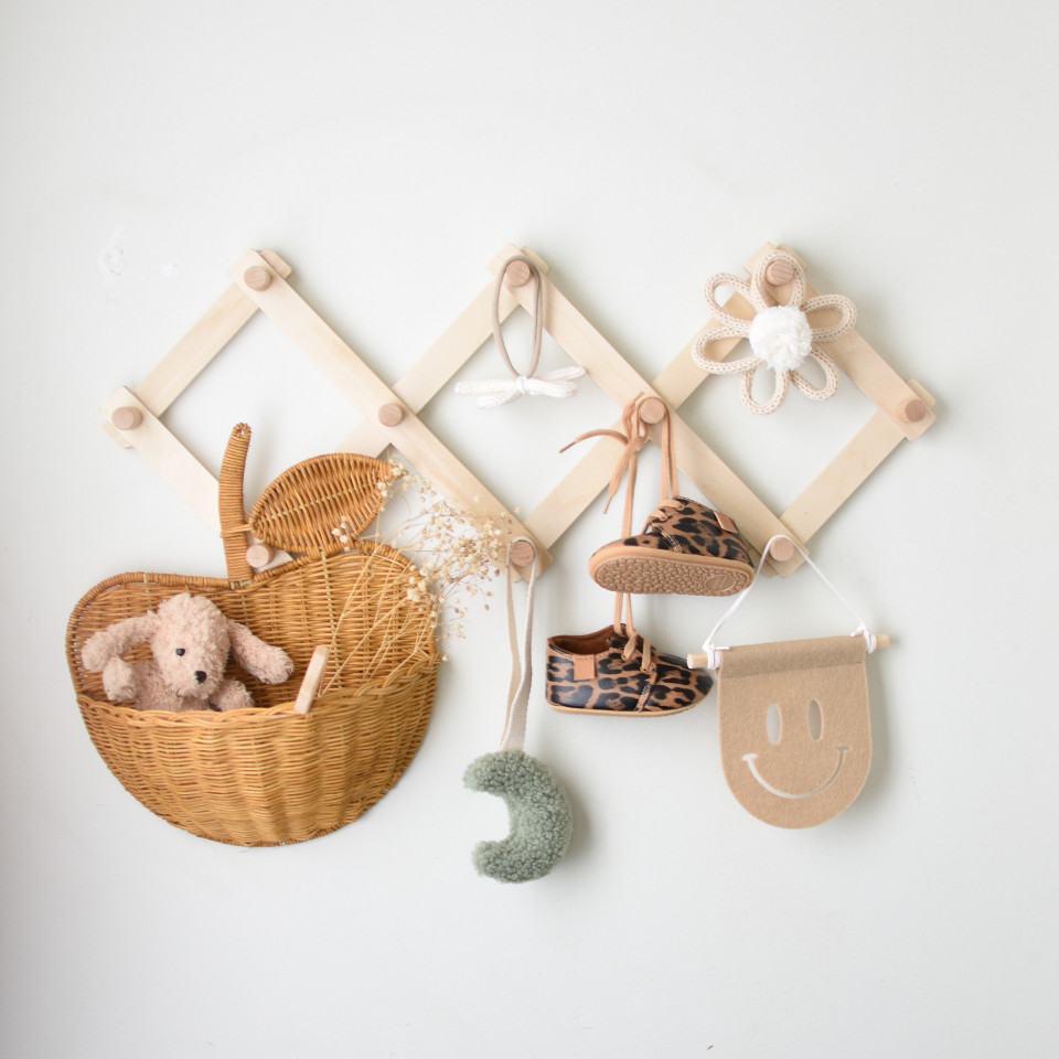 מתלה אקורדיון בעבודת יד: הפריט שיכניס סדר וסטייל לבית 