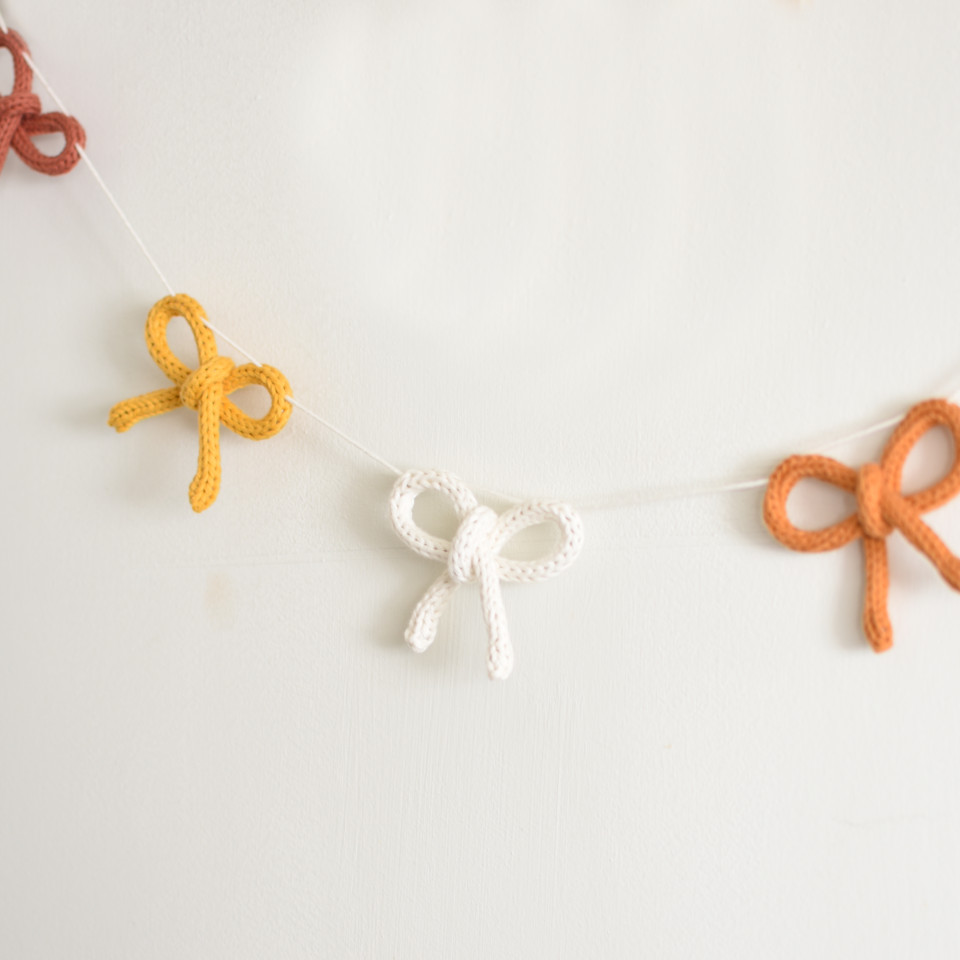 Knitted bows garland