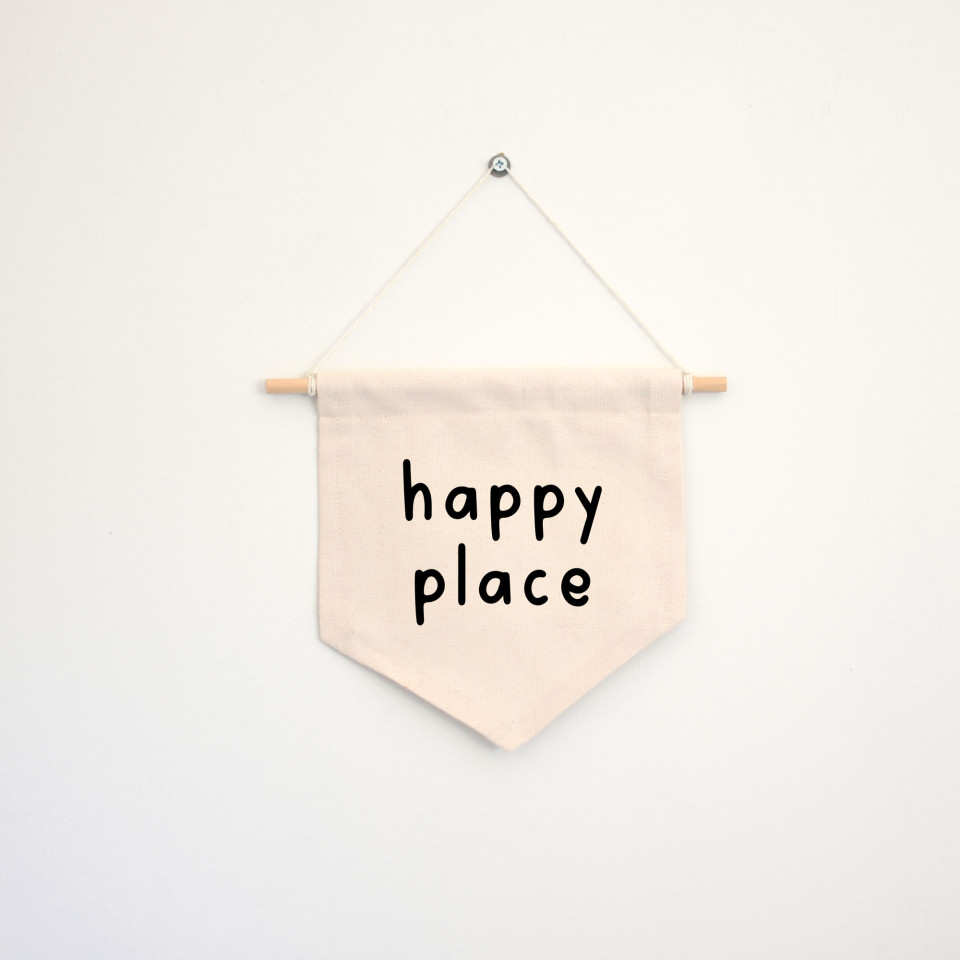 דגלון Happy place - אקססוריז לתליה על קיר חדר הילדים