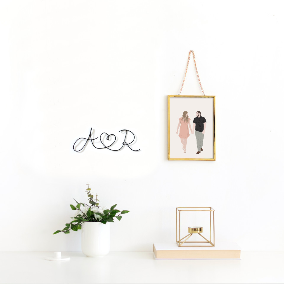 אותיות ראשיות עם לב מחוט מכופף